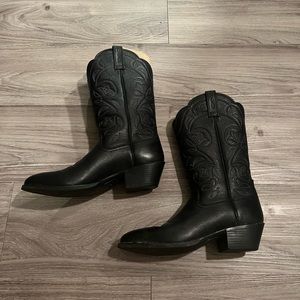 BLACK LEATHER COWBOY BOOTS - ARIAT WOMEN’S HERITAGE WESTERN R TOE BOOTS - SIZE 7